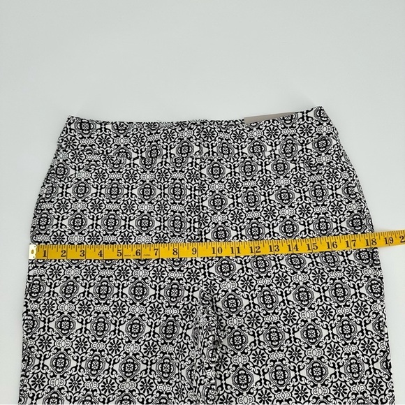 Chico's Black and White Geometric Bermuda Shorts NWT Pockets Women’s Size 0/US 4 - Picture 16 of 16